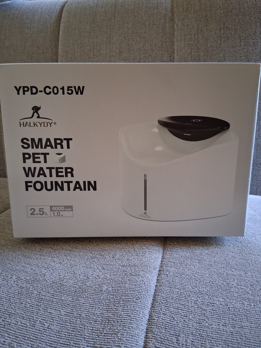 Smart Pet Water Fountain - White with Black Top NIB.  A8